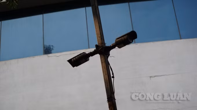 Khuôn viên bệnh viện cỏ dại mọc um tùm, hệ thống Camera được lắp đặt ở nhiều nơi. Ảnh H.Long.