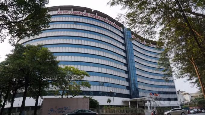 Từng được kỳ vọng là bệnh viện quốc tế 5 sao, với trang thiết bị hiện đại phục vụ nhu cầu khám - chữa bệnh của người dân Hà Nội, giúp giảm tải cho các bệnh viện lớn, nhưng đến nay, bệnh viện quốc tế Hoa Kỳ vẫn là công trình dang dở, 