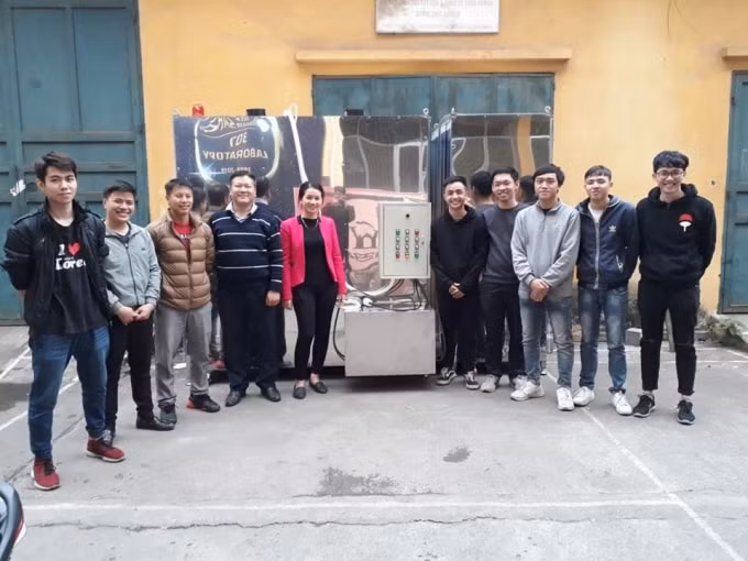 Thầy trò Viện Cơ khí - ĐHBK Hà Nội trong những ngày đầu tiên chế tạo buồng khử khuẩn toàn thân di động (ảnh TL).