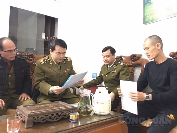 Lực lượng Quản lý thị trường làm việc với đại diện của công ty Quốc Bảo tại thời điểm kiểm tra