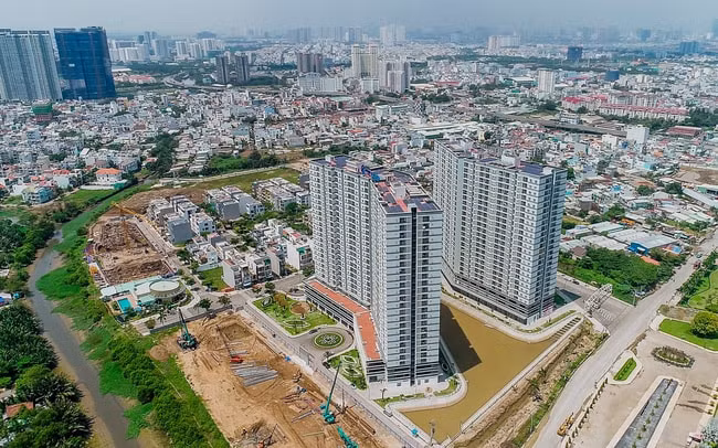 Nhiều nhà đầu tư lo lắng về việc nên giữ BĐS, hay “ôm” đợi thị trường ấm lại