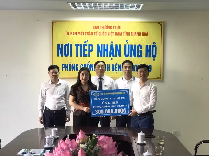 Tổng công ty CP Hợp Lực là 01 trong 04 doanh nghiệp thành viên của Hiệp hội doanh nghiệp tỉnh Thanh Hóa trao kinh phí ủng hộ công tác phòng chống dịch bệnh Covid-19