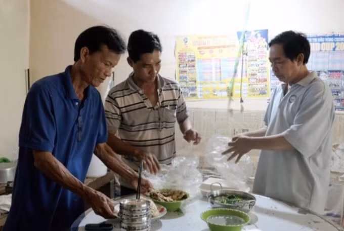 Sau khi hoàn thành các công việc, đến khoảng hơn 18 giờ thì các cán bộ y tế mới ăn cơm tối.