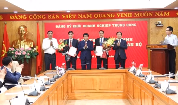Lễ công bố và trao Quyết định của Ban Bí thư về công tác cán bộ của Đảng bộ Khối Doanh nghiệp Trung ương, nhiệm kỳ 2015 - 2020. Ảnh: VGP