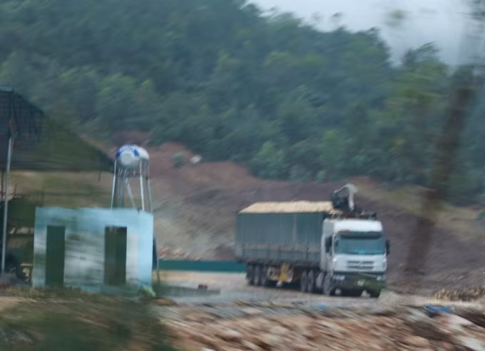 Những đống dăm gỗ to được các xe tải vào ‘ăn hàng’ để chở đi tiêu thụ.