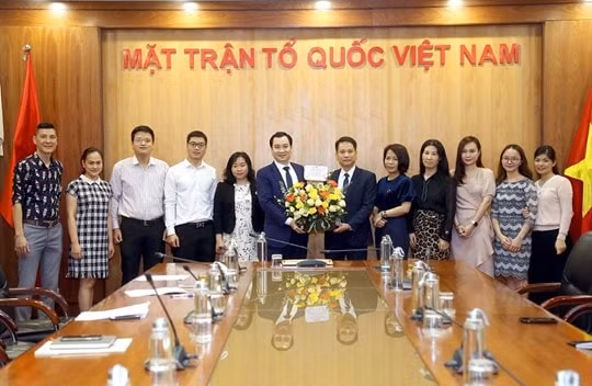 Tập thể cán bộ, phóng viên, người lao động Tạp chí Mặt trận chúc mừng nhà báo Trương Thành Trung. Ảnh: PV