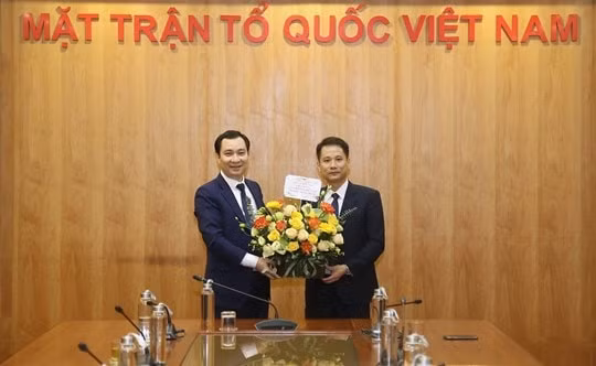TS. Vũ Văn Tiến, Ủy viên UBTƯ MTTQ Việt Nam, Trưởng Ban Tuyên giáo kiêm nhiệm Tổng Biên tập Tạp chí Mặt trận chúc mừng nhà báo Trương Thành Trung. Ảnh: PV