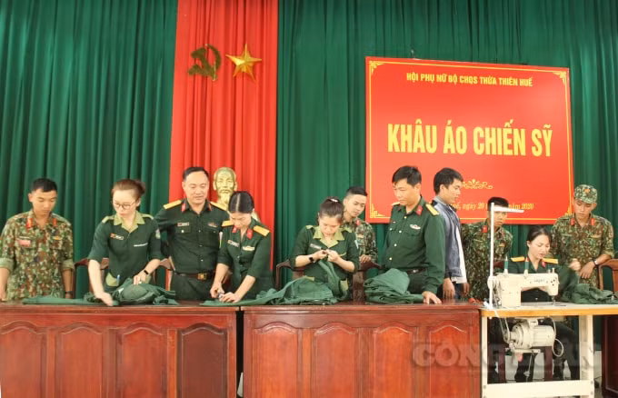 Khâu áo cho chiến sỹ.