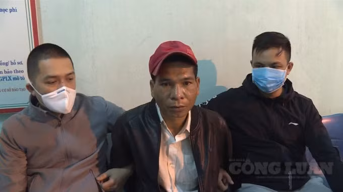 Đối tượng (ngồi giữa) tại cơ quan điều tra.