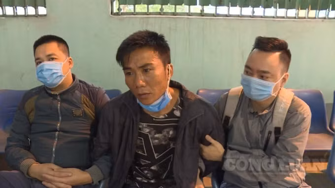 Đối tượng (ngồi giữa) tại cơ quan điều tra.