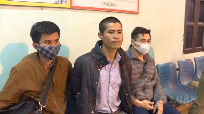 Đối tượng (ngồi giữa) tại cơ quan điều tra.