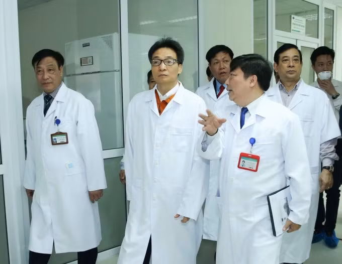 Phó Thủ tướng Vũ Đức Đam kiểm tra kiểm tra công tác chuẩn bị sẵn sàng cách ly, điều trị người bị viêm hô hấp cấp do virus Corona (nCoV), tại Bệnh viện Bệnh nhiệt đới Trung ương.