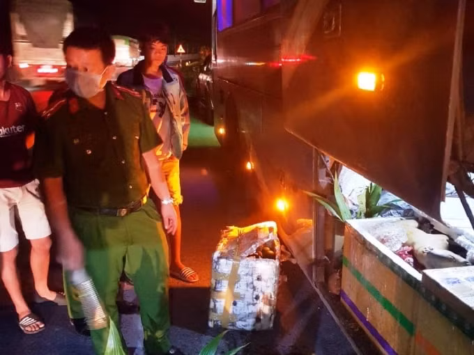 Lực lượng chức năng Hà Tĩnh bắt xe khách chở thịt và nội tạng ‘bẩn’