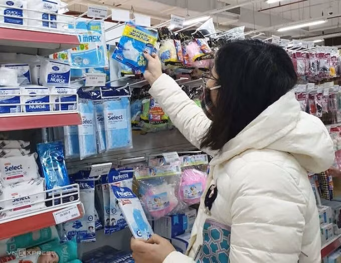 Người dân sẽ dễ dàng mua khẩu trang qua các địa điểm được công khai từ Vụ thị trường trong nước, Bộ Công Thương (ảnh TL)