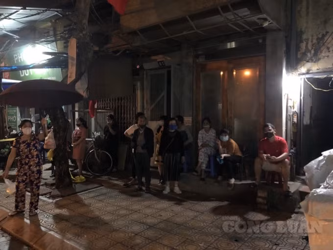 Người dân chuẩn bị sẵn sàng nhận thông tin được gỡ lệnh phong tỏa