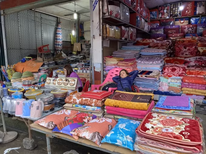 Tiểu thương tại khu vực chợ cửa khẩu Tân Thanh đang gặp rất nhiều khó khăn. Ảnh: Hoàng Dương
