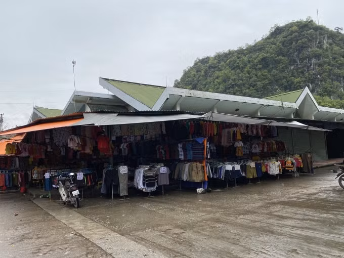 Nhiều tiểu thương do ế ẩm nên đã phải tính đến các phương án để vay vốn. Ảnh: Hoàng Dương