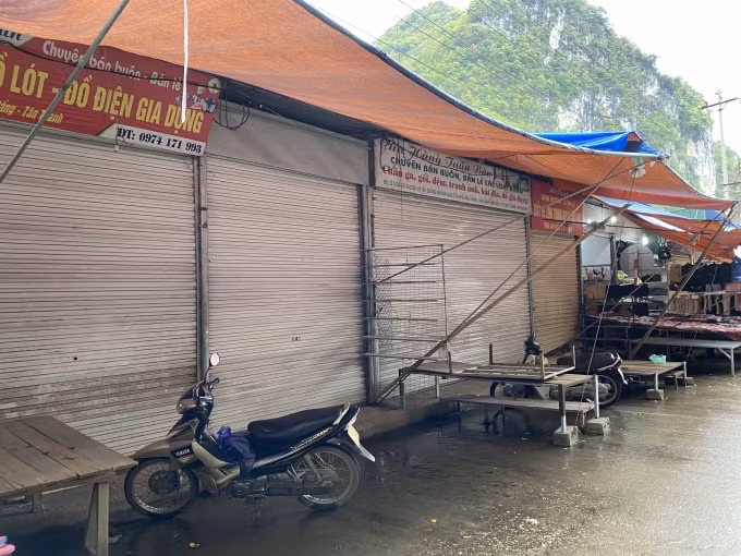 Nhiều Ki ốt bán hàng đã phải đóng cửa vì dịch Covid-19. Ảnh: Hoàng Dương