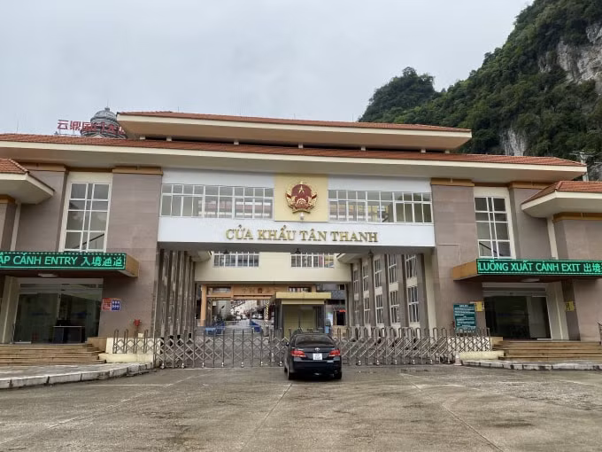 Du khách vẫn chưa thể thông quan tại cửa khẩu Tân Thanh. Ảnh: Hoàng Dương