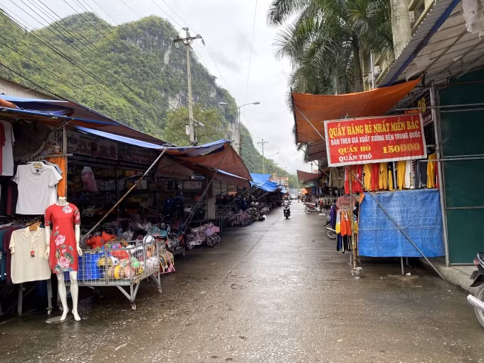 Sự đìu hiu là điều dễ nhận ra tại các gian hàng của chợ cửa khẩu Tân Thanh. Ảnh: Hoàng Dương