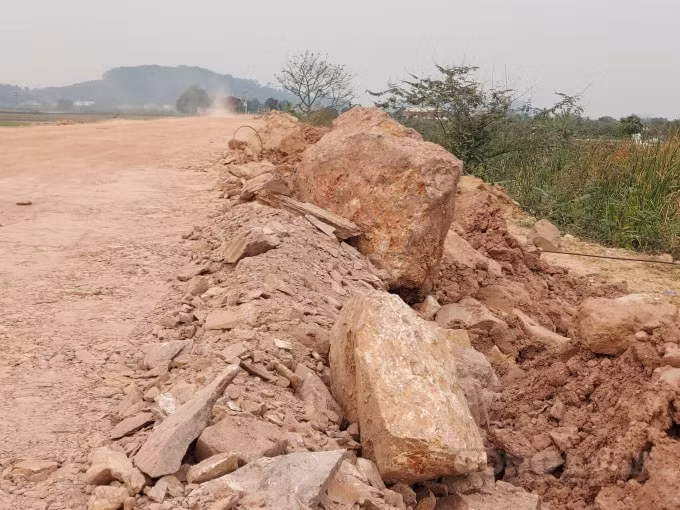 Những viên đá khổng lồ nằm ngổn ngang tại dự án (ảnh chụp ngày 19/2)