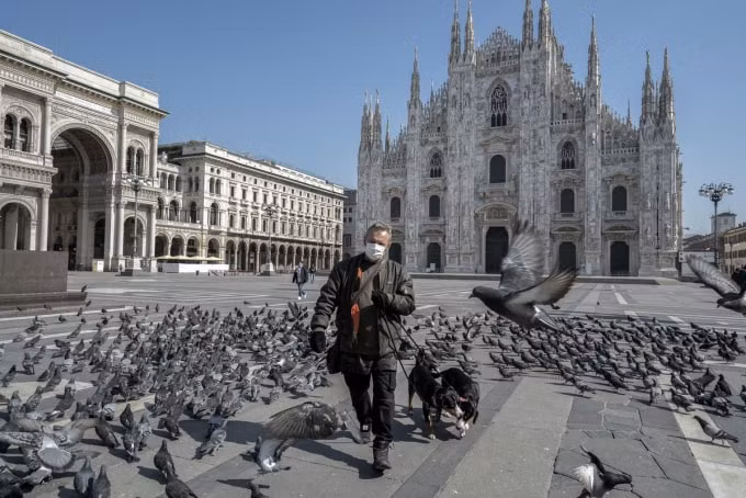 Một người đàn ông tại quảng trường nhà thờ Milan, Italy. Ảnh: Reuters