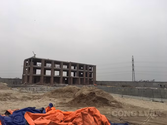 Khu vực bể bơi và một tòa nhà 3 tầng của dự án khách sạn Tân Quang Phát đã hoàn thiện phần thô.