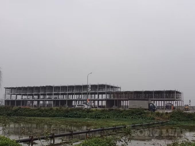 Dự án khách sạn Tân Quang Phát chỉ cách UBND huyện Yên Mỹ vài bước chân nhưng đã được xây dựng không phép trong thời gian dài.
