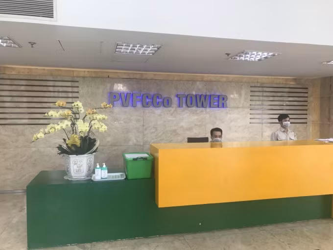 Khu vực kiểm tra thân nhiệt tại sảnh tòa nhà.