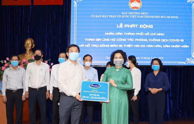 Đại diện Vinamilk trao tặng sản phẩm dinh dưỡng trị giá 1 tỷ đồng để hỗ trợ đội ngũ cán bộ y tế tuyến đầu chống dịch của TP.HCM