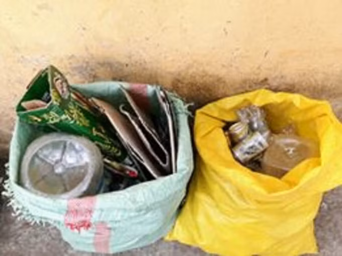 Các loại rác thải nhựa, giấy vụn được người dân đưa đi đổi sản phẩm phòng, chống dịch Covid-19.