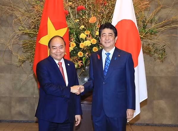 Thủ tướng Nguyễn Xuân Phúc và Thủ tướng Nhật Bản Abe Shinzo trong chuyến thăm Nhật Bản, tháng 10/2018. Ảnh: VGP