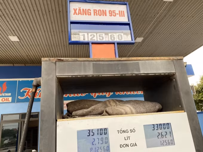 Xăng Ron 95 có giá 12.560 đồng/ 1 lít. Ảnh: Dương Lâm