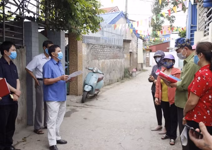 Chủ tịch UBND thành phố Hải Phòng Nguyễn Văn Tùng đi thực tế kiểm tra công tác phòng chống dịch bệnh Covid- 19 tại xã Văn Phong, huyện Cát Hải (ảnh: nguồn cổng thông tin điện tử thành phố)