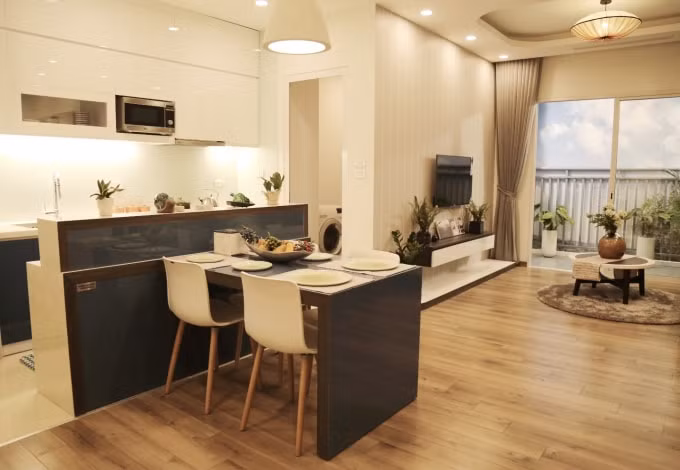 Một phần không gian phòng khách và phòng bếp tại Anland Premium.