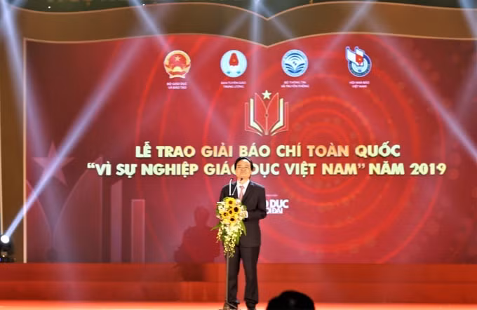 Bộ trưởng Bộ GD&ĐT Phùng Xuân Nhạ phát biểu tại Lễ trao giải.