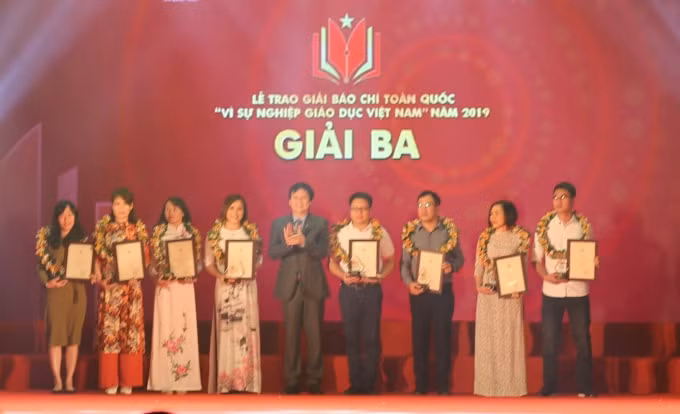 Nhóm tác giả đạt giải Ba.