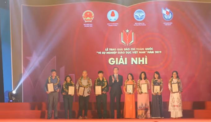 Nhóm tác giả đạt giải Nhì.