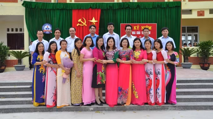 Tập thể CBGV, NV Trường THCS Khuyến Nông.