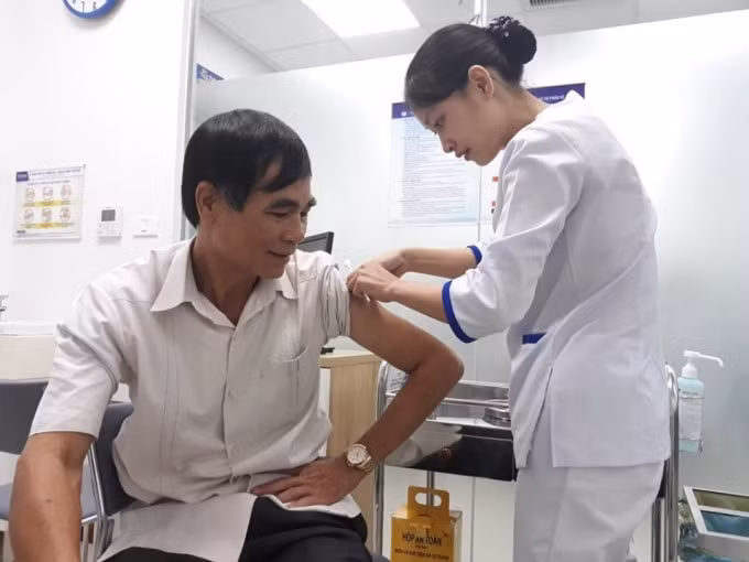 Người lớn chỉ tiêm một mũi vắc xin 