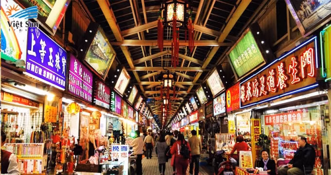 Chợ đêm Huaxi nhộn nhịp người qua lại.