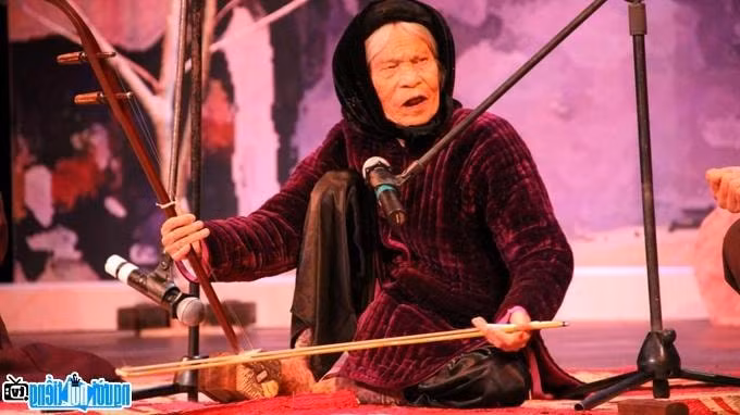 Tại Liên hoan có hoạt động các đoàn tuyển thắp hương tri ân nghệ nhân Hà Thị Cầu. Ảnh: TL