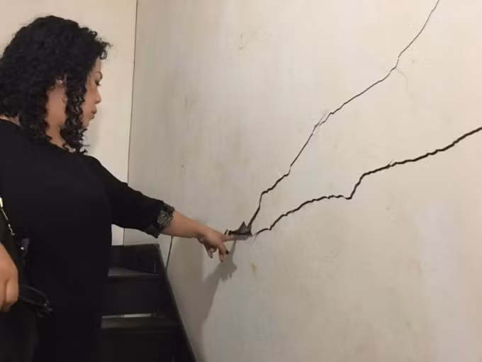 Những vết nứt chạy khắp căn nhà số 23 Lương Ngọc Quyến dài hàng mét do quá trình thi công của nhà số 21 Lương Ngọc Quyến không đảm bảo an toàn, vi phạm trật tự xây dựng.