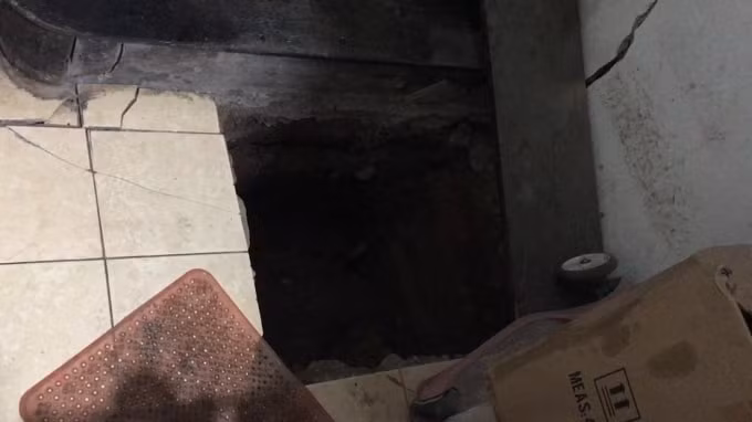 Ngay dưới chân cầu thang tầng 1 nhà số 23 Lương Ngọc Quyến bị sụt thành hố sâu tới nửa mét rất nguy hiểm.