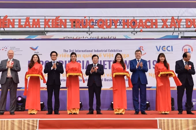 Phó Thủ tướng Trịnh Đình Dũng dự lễ khai mạc triển lãm. Ảnh: VGP