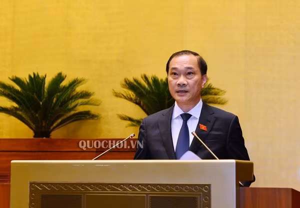Chủ nhiệm Ủy ban Kinh tế của Quốc hội Vũ Hồng Thanh trình bày Báo cáo thẩm tra dự án Luật Đầu tư theo phương thức đối tác công tư. Ảnh: Trung tâm thông tin Quốc hội