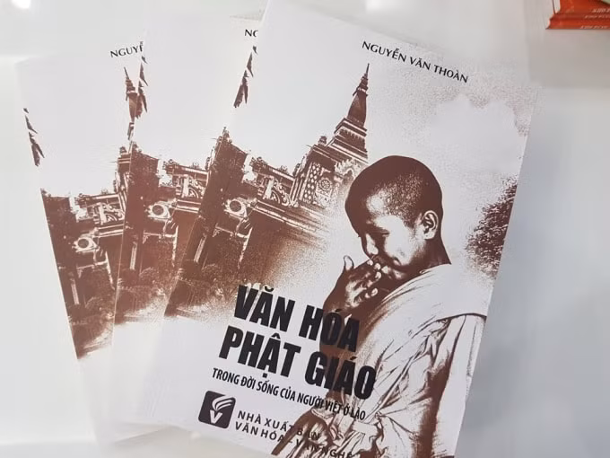 Ảnh bìa cuốn sách Văn hóa Phật giáo trong đời sống của người Việt ở Lào.