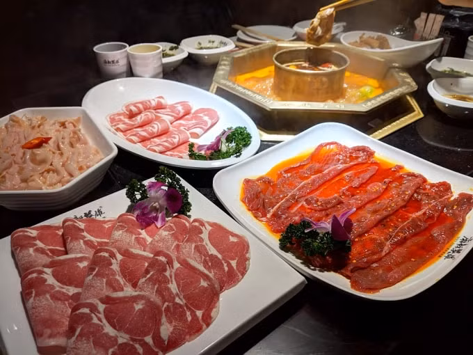 Tại đây, bạn có thể thưởng thức các món lẩu cay đa dạng.