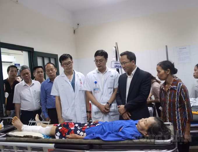 Đoàn công tác của Ủy ban An toàn giao thông Quốc gia đã tới thăm hỏi nạn nhân tai nạn giao thông tại bệnh viện Việt Đức