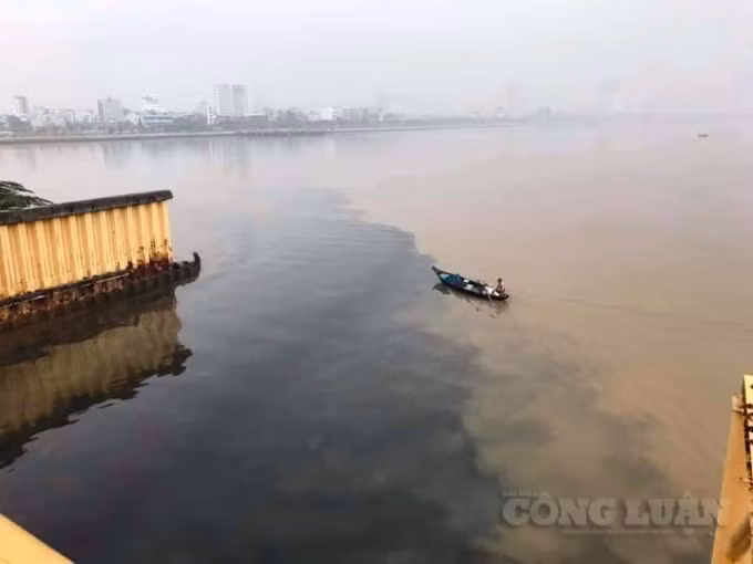 Nước sông Hàn có 2 màu rõ rệt.